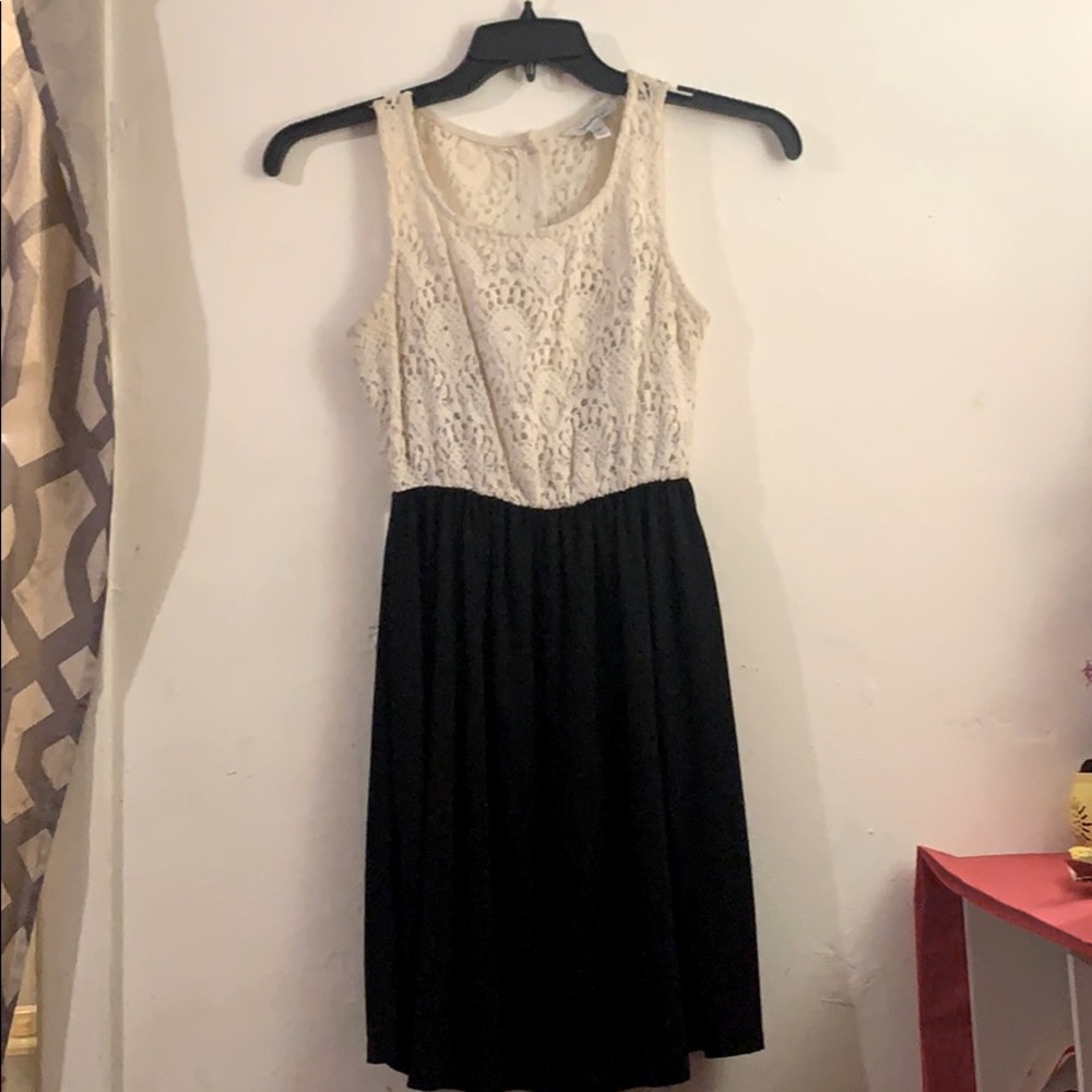 Dress half white Lacey, bottem black
